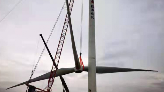 水電設計院白銀平川西格拉灘20兆瓦分散式風力發(fā)電項目第一臺風機吊裝圓滿完成