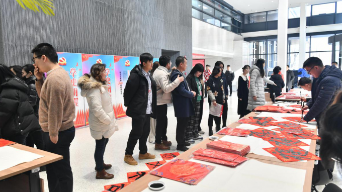 年味愈濃添喜氣 翰墨飄香暖人心：建筑設(shè)計(jì)院舉辦迎新春“送萬福 進(jìn)萬家”書法活動(dòng)